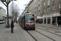 Wien Wiener Linien SL 71 (B 629) Simmering, Simmeringer Hauptstraße (Hst. Hauffgasse) am 15. Februar 2016. - Die Hauffgasse, die bis 1894 Hirschengasse hieß, hat ihren Namen nach dem Märchen- und Novellendichter Wilhelm Hauff (1802-1827).