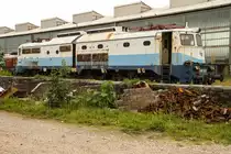 Zahlreiche 1 061, wenn nicht die ganze Flotte, stehen im Depot Rijeka und warten auf ihre Verschrottung oder vielleicht dienen manche noch als Ersatzteilspender. Ein trauriger Anblick am 19. Mai 2016. Hier Seriennummer 108.