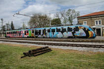 Auch in Slovenien gibt es viele Sprayer. Bunter Triebwagen 312-018-5 im Bahnhof von Ilirska Bistrica am 19.Mai 2016.