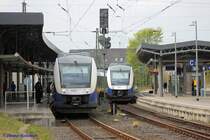 Aufgenommen am 30. April 2016 im Bahnhof Hameln. Zwei Züge der RB 77  Weserbahn  der NordWestBahn GmbH warten auf ihre Abfahrt auf der KBS 372. Der rechte Zug fährt Richtung Löhne, der linke Richtung Hildesheim.