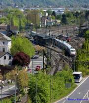 Aufgenommen am 2. Mai 2016: Ein ICE schlängelt sich durch den Bahnhof Remagen in südliche Richtung auf der linken Rheinstrecke, KBS 470.