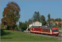 Pferd und Jura-Landschaft gehört irgendwie zusammen. Doch dies ist gar nicht so einfach zu zeigen: Während auf diesem Bild die Pferde einigermaßen in Bild passen, vermag die Jura-Landschaft nicht ganz zu überzeugen...
Ein CJ Regioanlzug verlässt Les Breuleux Richtung Le Noirmont.
11. Okt. 2010