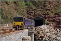 Der Dieseltriebwagen 143 618 auf dem Weg nach Paignton hat soeben den 476 m langen Parson's Tunnel verlassen und erreicht in wenigen Minuten Teignmouth.
19. April 2016