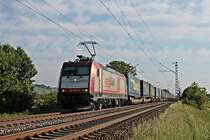 Mit einem  LKW Walter -KLV fuhr am 13.05.2015 die 185 594-9 von Crossrail bei Hügelheim gen Freiburg.