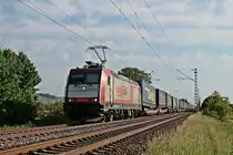 Mit einem  LKW Walter -KLV fuhr am 13.05.2015 die 185 594-9 von Crossrail bei Hügelheim gen Freiburg.