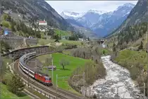 Noch gibt es diesen Anblick. Re 4/4<sup>II</sup> 11181 mit einem IR nach Locarno. Wassen, April 2016.