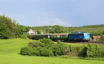 Am 02.06.16 fanden zwischen Zwickau Hbf und Hof Hbf Schulungsfahrten statt.
140 042-4 der PRESS hier zu sehen in Jößnitz/V.

