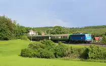Am 02.06.16 fanden zwischen Zwickau Hbf und Hof Hbf Schulungsfahrten statt.
140 042-4 der PRESS hier zu sehen in Jößnitz/V.

