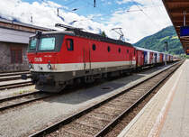 Die Rad-Saison im Pustertal geht wieder los und so verkehren wieder die  Radexpress-Züge  nach San Candido/Innichen. Die Züge bestehen planmäßig aus einer 1144, drei Radwagons und einer 4-teiligen CittyShuttle-Garnitur, ab 8.7. dann aus einer 4-teiligen Dosto-Garnitur). Die Züge verkehren jede Stunde von 14:21 Uhr bis 18:22 Uhr ab Lienz mit nur einem Zwischenhalt in Sillian. In der Gegenrichtung fahren alle Züge, bis auf einen Zug am Abend, leer nach Lienz zurück. 
Hier zu sehen ist ein solcher Radl-Zug, mit 1144 220-1 als Zuglok, abgestellt im Bahnhof Lienz.
Aufgenommen am 1.6.2016.