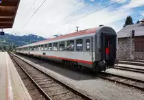 Blick auf die Wagengruppe für den D 734 (Lienz - Villach Hbf), am 1.6.2016 in Lienz.
Aus welchem Grund die Wagen hier um 13 Uhr noch stehen, kann ich nicht sagen, da der Zug eigentlich um 5:48 Uhr abfährt.
