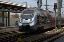 9 442 311 des Unternehmens Abellio, läuft,sich nicht in die Kurve legend, über die  in Abzweigung stehende Weiche in Erfurt Hbf ein. 28.05.2016 15:56 Uhr.
Das typische Gesicht der Baureihe 442 kommt gut zur Darstellung.