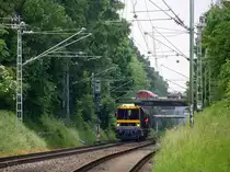 Ein Gleiskraftwagen mit einem Kurzen Schotterwagen kommt die Kohlscheider-Rampe hoch aus Richtung Neuss,Herzogenrath und fährt durch Kohlscheid in Richtung Richterich,Laurensberg,Aachen-West,Aachen-Schanz,Aachen-Hbf. Aufgenommen vom Bahnsteig 1 in Kohlscheid. 
Bei Sonnenschein und Gewitterwolken am Nachmittag vom 2.6.2016.  
