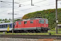 Re 4/4 II 11135 durchfährt den Bahnhof Pratteln. Die Aufnahme stammt vom 24.05.2016.