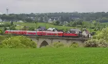 Der Viadukt von Unterkotzau wurde 1848 fertig gestellt. Die Eisenbahnbrücke hat eine Länge von 174 Meter und überspannt das Tal der (sächsischen) Saale in der Nähe der oberfränkischen Stadt Hof. Eine 143er schiebt ihren RE von Dresden nach Hof und wird ihren Zielbahnhof in wenigen Minuten erreichen. Bahnstrecke 6362 Leipzig - Hof in Unterkotzau am 25.05.2016