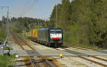 Bauarbeiten auf der Hauptstrecke Grafing - Rosenheim bescherten der Mangfalltalbahn am Wochenende 7/8 Mai 2016 reichlich Umleiterverkehr. 189.992 passiert gleich den Bahnhof Kreuzstrasse in Richung Holzkirchen.