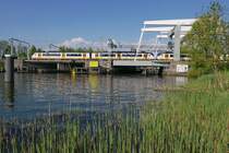 Zwei Triebwagen des Typs Plan Y 2/3, Baureihe SGMm 1-2  Sprinter , haben auf der Fahrt von Hoofddorp nach Amersfoort gerade den Bahnhof Weesp verlassen (07.05.2016).