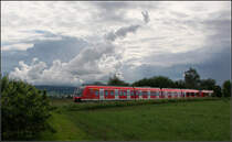 . Es brodelt in der Atmosphäre -

Die Wolke vom oberen hat sich weiter entwickelt, während 15 min später eine S-Bahn in Richtung Stuttgart den dramatischen Himmel passiert.

Remsbahn zwischen Endersbach und Rommelshausen, 04.05.2016 (M)