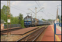 ET22-917 nähert sich hier mit ihrem langen Leerzug am 21.05.2016 in Nord Süd Richtung fahrend dem oberen Bahnhof von Kepno.