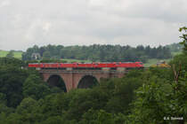 Lokzug mit 185 338, 185 055, 152 008, 185 298, 185 017 und 152 090 auf der Elstertalbrücke bei Jocketa am 04.06.2016