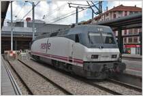 Es ist nicht viel Betrieb im neuen Bahnhofsteil von León. Das Einzige was ich zu sehen bekomme ist diese 252 046-8. (25.05.2016)