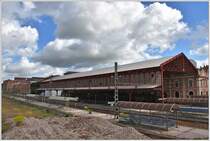 Verlassen steht die alte Bahnhofshalle von León etwas nördlich des neuen RENFE Bahnhofs, der als Sackbahnhof vor der Ave. de Palencia endet. Vermutlich um die Autofahrer nicht zu behindern wurde die durchgehende Linie aufgahoben. Links und rechts der Ave.Dr. Fleming sind die ganzen Gleis- und Fahrleitungsanlagen noch vorhanden. (25.05.2016)