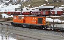 Karpatenschreck Gmf 4/4 in Diensten von Furrer & Frey. In Rehalp steht sie mit einem Bauzug parat. Im Jahr 2014 wurde die Lok für Bauzugdienste auf Schweizer Schmalspurbahnen umgebaut. Dabei wurde die Lok von bosnischer Schmalspur 760 mm auf 1000 mm Spurweite umgespurt. April 2016.