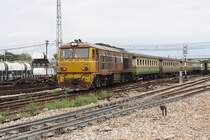 ALS 4135 (Co'Co', de, Alsthom, Bj.1974) fährt am 24.Mai 2016 mit dem ORD 451 (Nakhon Si Thammarat - Sungai Kolok) aus den Bf. Hat Yai.