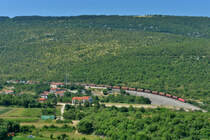 541 009 mit einem Güterzug am 11.06.2015 am Damm bei Hrastovlje . 
