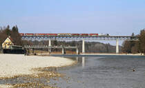 185 663 mit Güterzug auf der Großhesseloher Brücke in München. 19.03.2016.