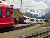 Einer in rot, der andere in weiß. ABe 8/12 3512  Jörg Jenatsch  trifft mit dem R 1644 (Tirano - St.Moritz) den ABe 8/12 3506  Anna von Planta  mit dem Bernina Express 961 (Davos Platz - Tirano).
Alp Grüm, 07. Mai 2016