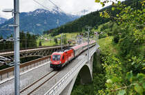 1016 050 überquert mit dem EC 112 (Klagenfurt Hbf - /Zagreb Glavnni kol. - Frankfurt (Main) Hbf), am 5.6.2016, die neue Angerschluchtbrücke. 