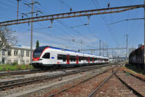 RABe 523 003, auf der S3 verlässt den Bahnhof Pratteln. Das abzweigende Gleis führt auf eine Strasse und in ein Industriegebiet, vom wo aus auch diese Aufnahme am 28.05.2016 entstand.