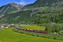 Eine Re 10/10 mit einem Kieszug am 20.05.2016 bei Ambri. 