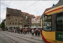 Mit der Stadtbahn zum Marktplatz -

Direkt an der Haltestelle Rathaus liegt der Heilbronner Marktplatz. Man kann aus der Stadtbahn aussteigen und direkt gegenüber an die Marktstände gehen.

An dieser Haltestelle zeigt sich ein großer Nachteil der Mittelflurhöhe der Karlsruher/Heilbronner Stadtbahn. Durch die hier auch haltenden Busse und aus städtebaulichen Gründen waren keine erhöhten Bahnsteige möglich. So ist bei der Stadtbahn der Aus- und Einstieg nur über Stufen möglich.

31.05.2016 (M)