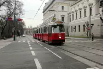 Wien Wiener Linien SL 2 (E2 4053) Innere Stadt, Rathausplatz / Reichsratsstraße am 19. Februar 2016. - Ab der Fertigstellung des heutigen Parlamentsgebäudes im Jahre 1873 tagten bis zum November 1918 die Mitglieder des Reichsrates. Daher stammt die Straßenbezeichnung Reichsratsstraße.