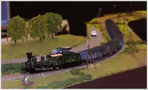 Dank der Freunde der Sulmtalbahn IG, fährt die Sulmtalbahn auch 2016 noch, und zwar im Maßstab 1:87 (H0), in diesem Fall in Gleinstätten über das verlängerte Fronleichnamwochenende (Foto vom 29.5.2016).

Am Foto ist die heute noch betriebsbereite GKB Lok 671 zu sehen.

Nähere Infos: www.facebook.com/FreundederSulmtalbahn/timeline
