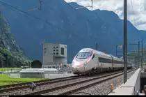 Ein SBB ETR 610 fährt am 5. Juni 2016 auf dem falschen Gleis am Centro d'esercizio Pollegio vorbei. Im Vordergrund das letzte ETCS-Zwergsignal vor dem Übergang auf konventionelle Signalisierung auf der Bergstrecke. Neben der Betriebszentrale Süd ist der Bohrkopf einer der Tunnelbohrmaschinen aus dem Gotthard Basistunnel aufgestellt.
Der Standort war nur am GBT-Eröffnungsfest öffentlich zugänglich (provisorischer Bahnhof Pollegio Evento pubblico).