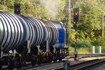 06.06.2016; 20:18Uhr..... Nachdem ich die 202 547-6 bereits im Mai mit einem Kesselzug in Sternberg angetroffen habe, konnte ich die Maschine heute beim Rangieren in Bad Kleinen ablichten. Sie setzte hier zwei Kesselhalbzüge zusammen. Auf dem Bild zieht sie, am Ra12 vorbei, mit dem einen Halbzug vor.