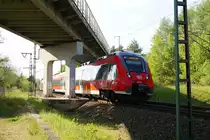 11.05.2016; 17:08Uhr..... RB4388 fährt pünktlich in den Bf Blankenberg ein. Die Aufnahme entstand unter der alten Eisenbahnbrücke am westlichen Bahnhofsende. Über diese Brücke kreuzte die Bahnstrecke Wismar - Karow bis zum 28.05.1998 (damals KBS156) die Hauptstrecke nach Rostock. 
Die Strecke Wismar - Karow wird oft als die landschaftlich schönste Strecke Mecklenburgs bezeichnet. Im Netz gibt es Äußerungen, dass der Bau der A20 der eigentliche Todesstoß für die Bahn war. Man wollte wohl keine teure Querung bauen, die zwischen den Autobahnanschlüssen Zurow und Neukloster nötig gewesen wäre. 
