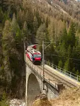Ge 4/4 III 646  Sta.Maria Val Müstair  zieht den RE 1141 (Chur - St.Moritz) die Albulastrecke hinauf. Noch ein Kehrtunnel und der Zug erreicht Preda.
Albulaviadukt IV, 07. Mai 2016