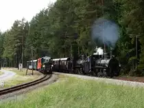 Doppelausfahrt in Altnagelberg: Növog Doppeldampfzug mit Mh1+Mh4 nach Litschau und WSV Fotozug mit 2091.02+2091.09 nach Heidenreichstein.
Altnagelberg 05.06.2016. 