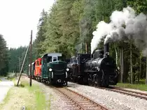 Doppelausfahrt in Altnagelberg: Növog Doppeldampfzug mit Mh1+Mh4 nach Litschau und WSV Fotozug mit 2091.02+2091.09 nach Heidenreichstein.
Altnagelberg 05.06.2016. 