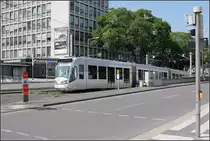 Auftauchvorgang -

Vom Hauptbahnhof kommend erreicht eine RegioTram am Kassler Scheidemannplatz wieder die Oberfläche. Die Bahn befährt hier eine seit 1968 bestehende Straßenbahnrampe. Bis 2005 gab es eine unterirdische Straßenbahnstation am Hauptbahnhof. Ein Teil des Tunnels wird jetzt für die RegioTram verwendet, die innerhalb des Hauptbahnhofes an einer Rampenstation hält. 

17.08.2013 (M)


