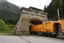 Blick auf das ehemalige Nordportal des Tauerntunnels, heute befindet sich das neue Portal einige Meter weiter hinten.
Beim alten Portal hat der Tunnelrettungszug seinen Abstellplatz.
Aufgenommen am 5.6.2016