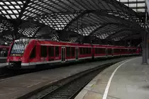 620 026 und 033 verließen Köln Hbf auf dem Weg nach Trier mit 23 Min. Verspätung, weil sie von einem NX-Hamster mit Türstörung aufgehalten wurden. Der Fotograf konnte sich bei der Aufnahme Zeit lassen, denn sein NX-RE 7 hatte sogar 50 Minuten Verspätung. Ein Satz mit NX: Das war wohl nix! Gebt uns DB Regio wieder! (Aufnahme vom 7.6.16)
