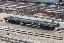 บ.ท.ต. 2 (บ.ท.ต. = B.C.F./Bogie Container Flat Wagon) beladen mit Weichenteilen am 25.Mai 2016 im Bf. Hat Yai.