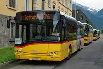 SBB:  GOTTARDO 2016 
Rund um das alte SBB Depot Erstfeld, das durch die Eröffnung des Gotthard Basistunnel leider seine grosse und langjährige Bedeutung verliert, wurde Rollmaterial aus verschiedensten Epochen ausgestellt. Bereits am frühen Morgen vor Festbeginn brachten sich die vielen mit  GOTTARDO 2016  angeschriebenen Postautos der Marken MERCEDES CITARO, MAN, SOLARIS und SETRA hinter der Werkstätte Erstfeld in Stellung. Sie werden ausnahmsweise unter den Bahnen eingestellt, da sie während diesen Feierlichkeiten vom 4. und 5. Juni 2016 zur Unterstützung der Bahn im Shuttleverkehr Bahnhof Erstfeld - Rynächt verkehrten.
Foto: Walter Ruetsch
