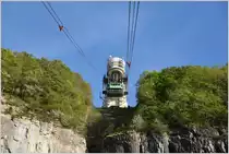 Bergstation der Luftseilbahn auf den Mont Salève am Stadtrand von Genève. Der Hausberg von Genève liegt in Frankreich und die Talstation steht 200m hinter der Landesgrenze. Frequentiert wird die Bahn hauptsächlich von Personen aus dem Kanton Genf, weshalb auch die Schweizer Fahrvergünstigungen gültig sind. (20.05.2016)