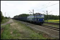 ET22-063 hatte am 21.05.2016 um 13.55 Uhr bei der Durchfahrt in Kostow einen schweren Kokszug am Haken.