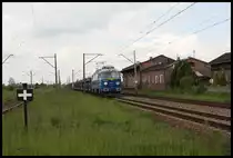 Der Bahnhof Leka Opatowska wurde ebenfalls wie viele andere Bahnhöfe zurück gebaut. Der Güterschuppen steht noch, aber wie man an der  Schüssel  sehen kann, wird er schon zumindest teilweise anderweitig genutzt. Damit die herannahende ET 22-787 mit ihrem Auto Leerzug Richtung Ostrow nicht das Gebäude verdeckt, habe ich am 21.05.2016 extra frühzeitig abgedrückt! 